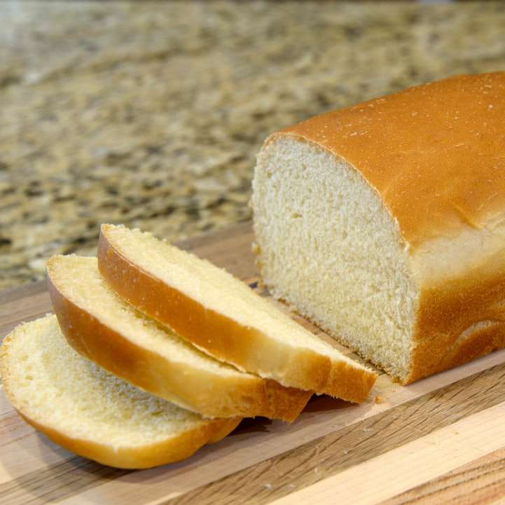 Brot auf braunem Holzschneidebrett Online-Puzzle