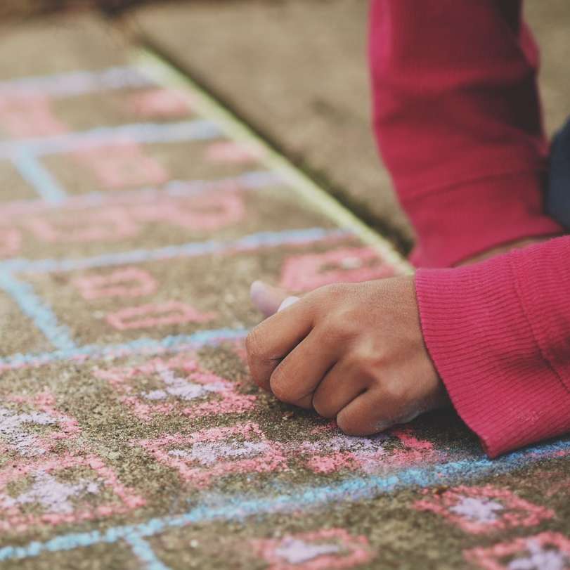 Child drawing in chalk sliding puzzle online
