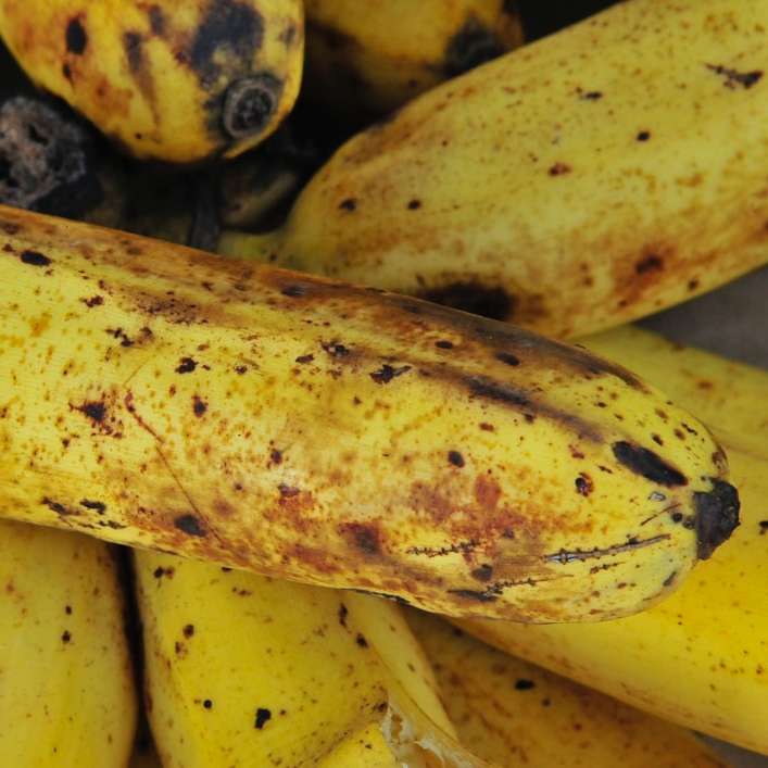 geel bananenfruit op witte lijst online puzzel