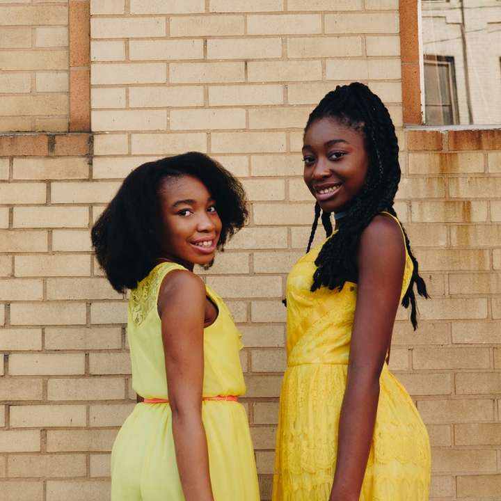 Glimlachende meisjes in het geel schuifpuzzel online