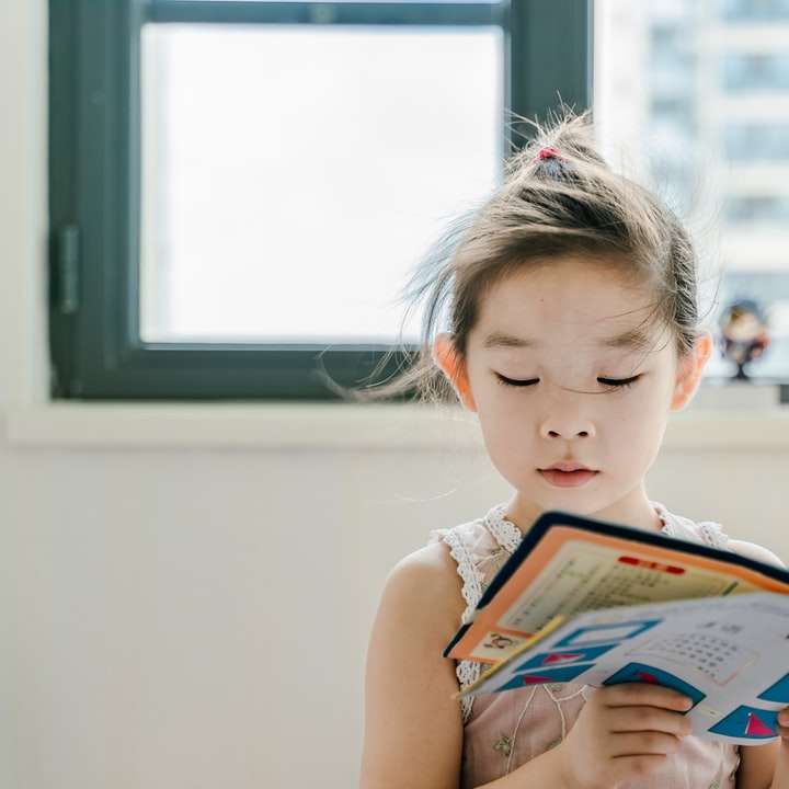 Mädchen liest Buch Schiebepuzzle online