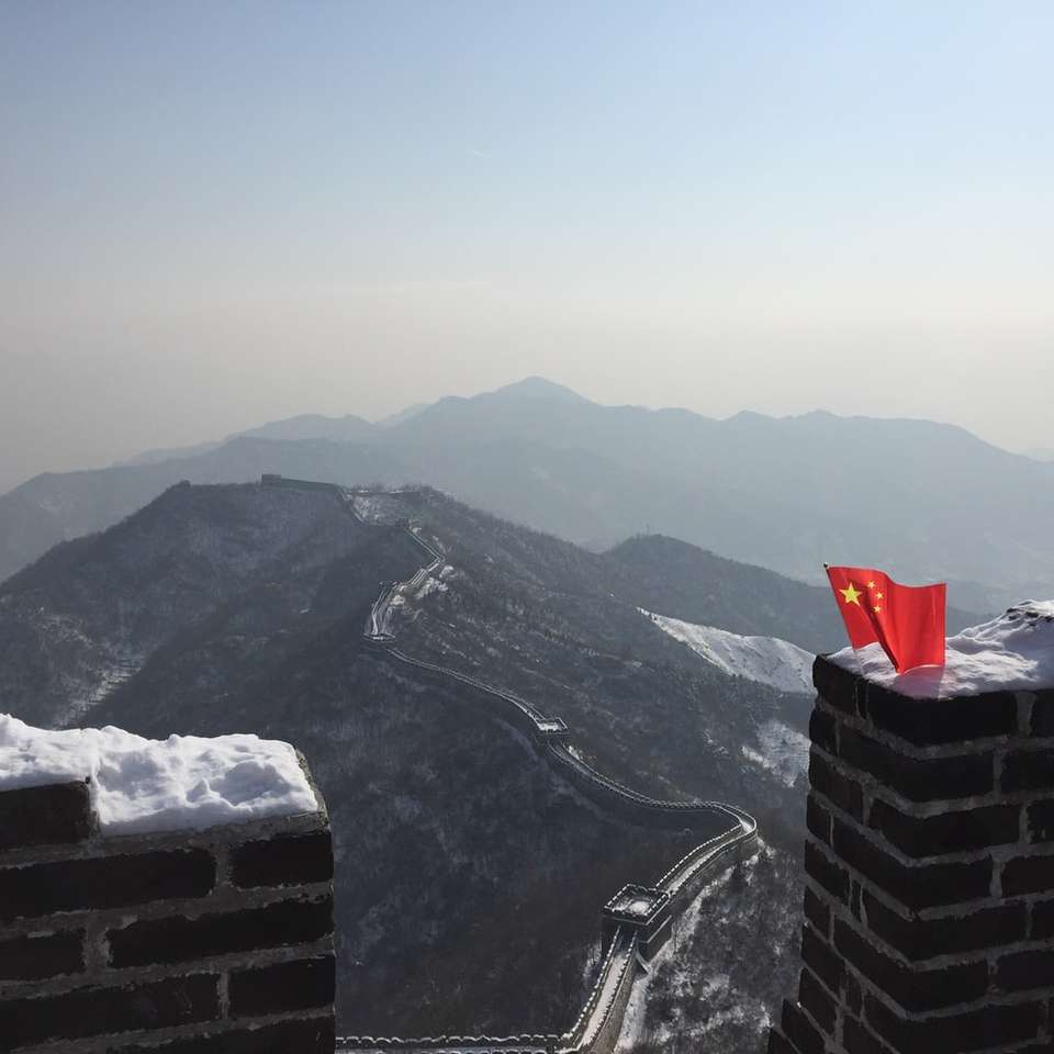 Grande muraglia cinese in inverno, con bandiera puzzle scorrevole online