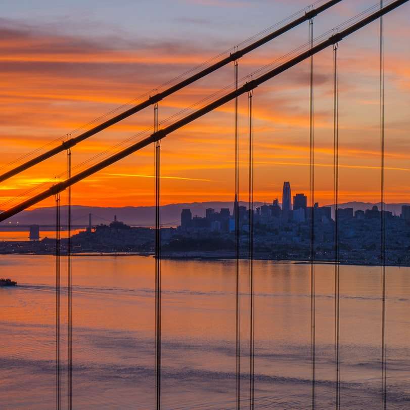 панорамний вид на місто під час заходу сонця онлайн пазл