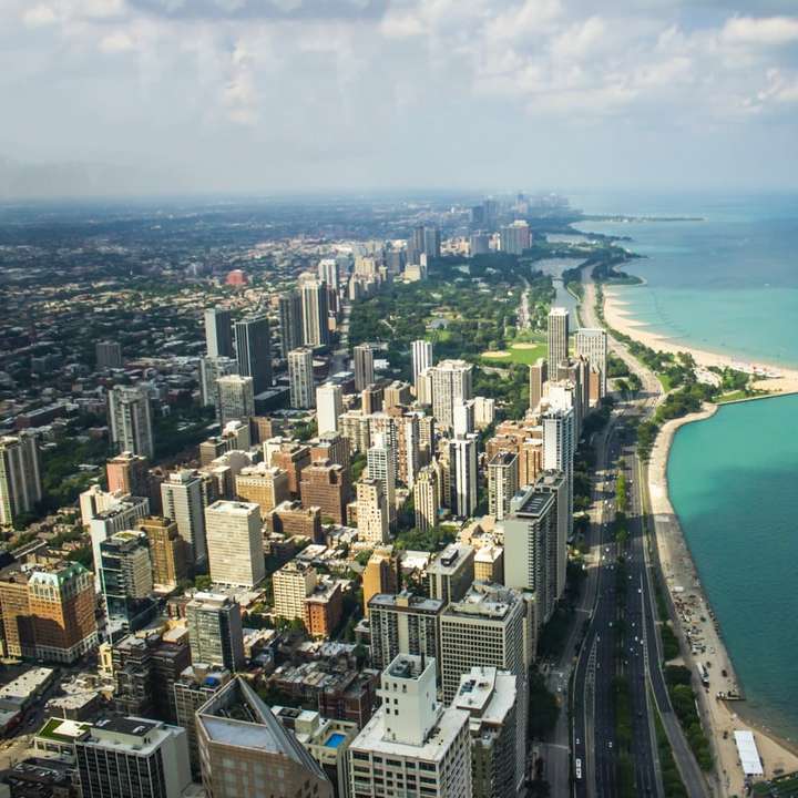 widok z lotu ptaka na panoramę miasta puzzle przesuwne online