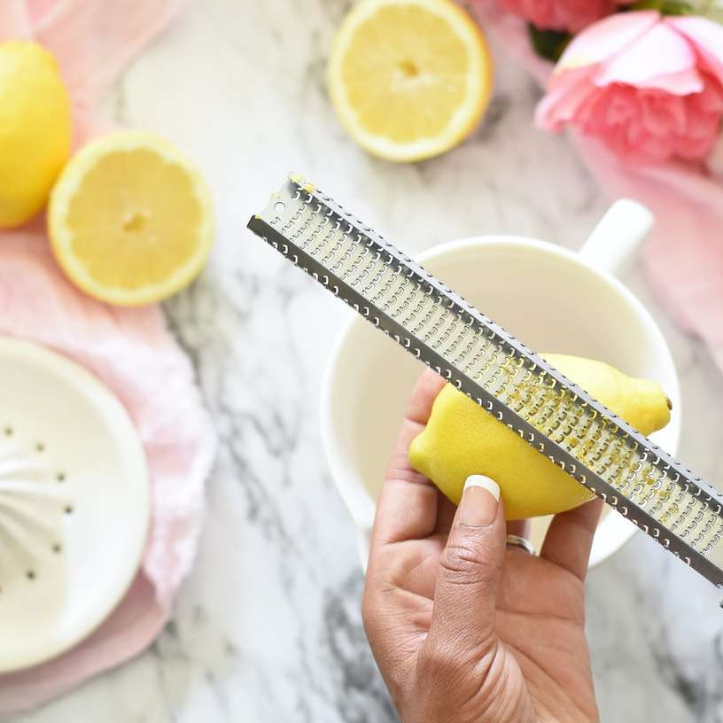 човек, който реже лимон онлайн пъзел