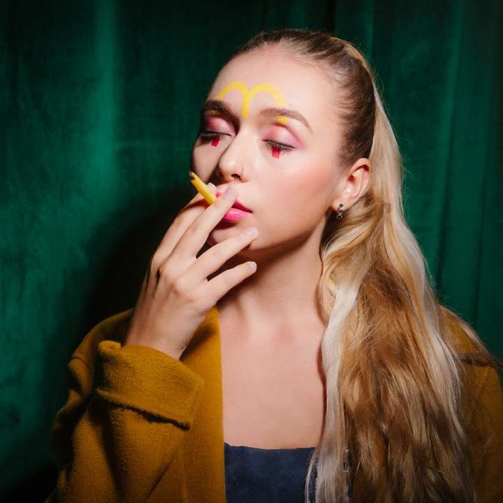женщина в желтом кардигане курит сигарету онлайн-пазл