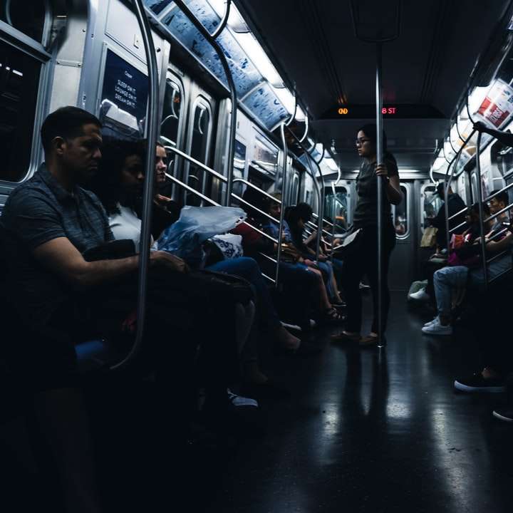 група хора, каращи влак онлайн пъзел