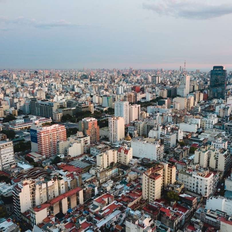 Luftaufnahme der Stadt unter bewölktem Himmel während des Tages Schiebepuzzle online