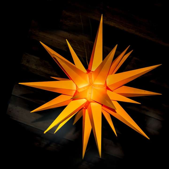 Dekoracja pomarańczowej gwiazdy puzzle przesuwne online