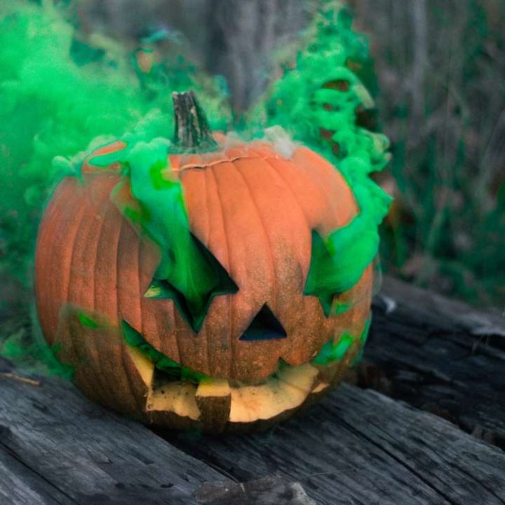 Grün geräucherte Augen und ein Halloween-Geist! Schiebepuzzle online