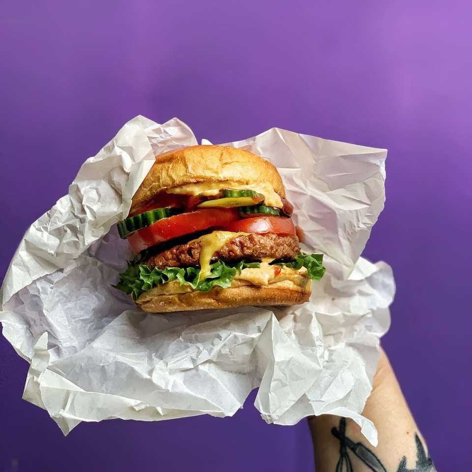 Burger auf weißer Papiertüte Schiebepuzzle online
