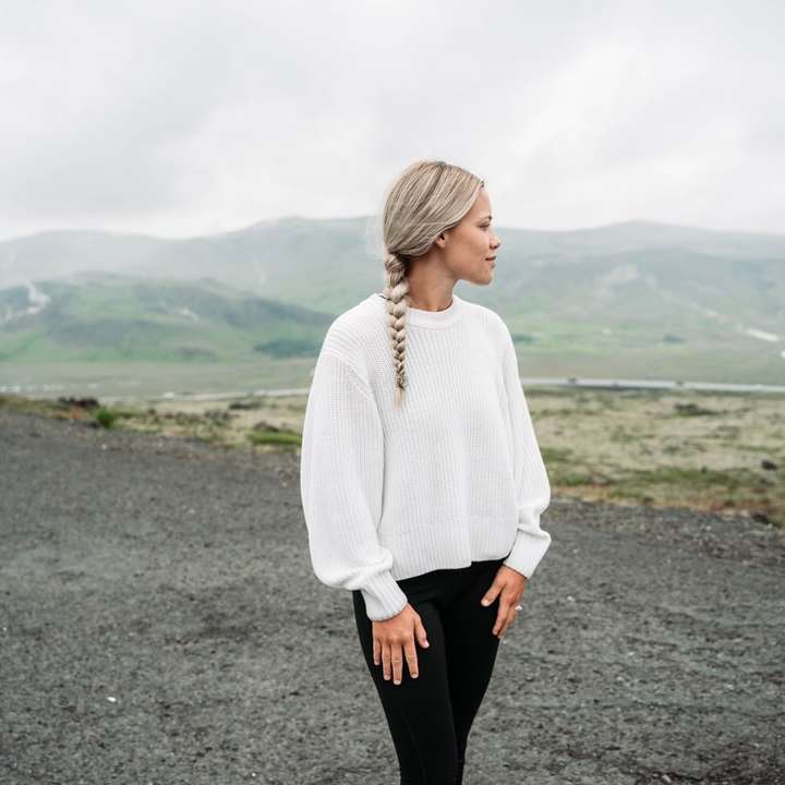Mujer delante de las montañas en Islandia rompecabezas en línea