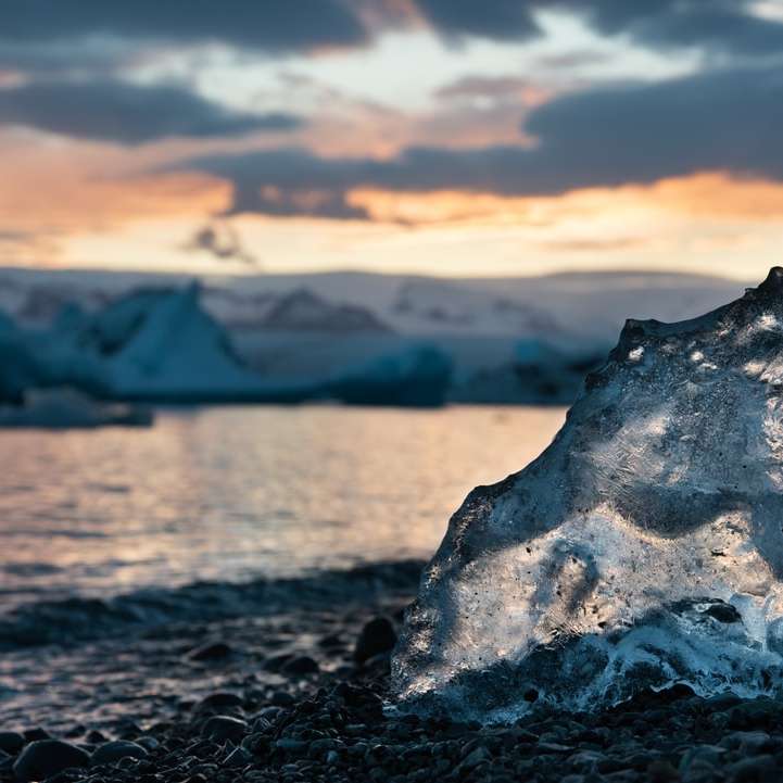Eis am schwarzen felsigen Ufer während des Tages Online-Puzzle