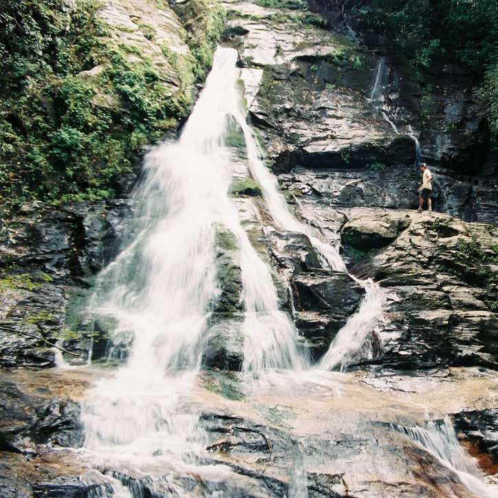 водата пада върху скалиста планина плъзгащ се пъзел онлайн