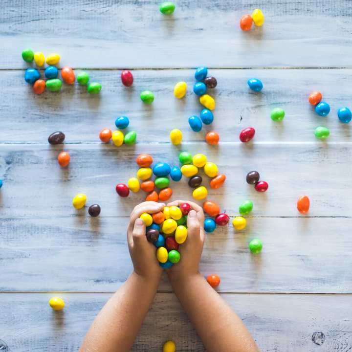 Забавление с M & Ms плъзгащ се пъзел онлайн