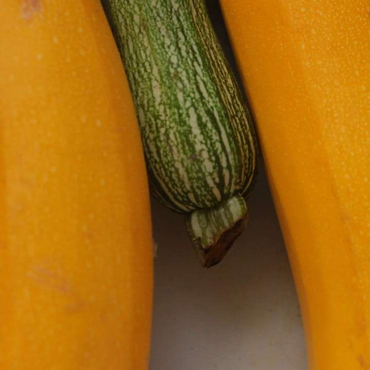Fotografía en primer plano de verduras amarillas y verdes rompecabezas en línea