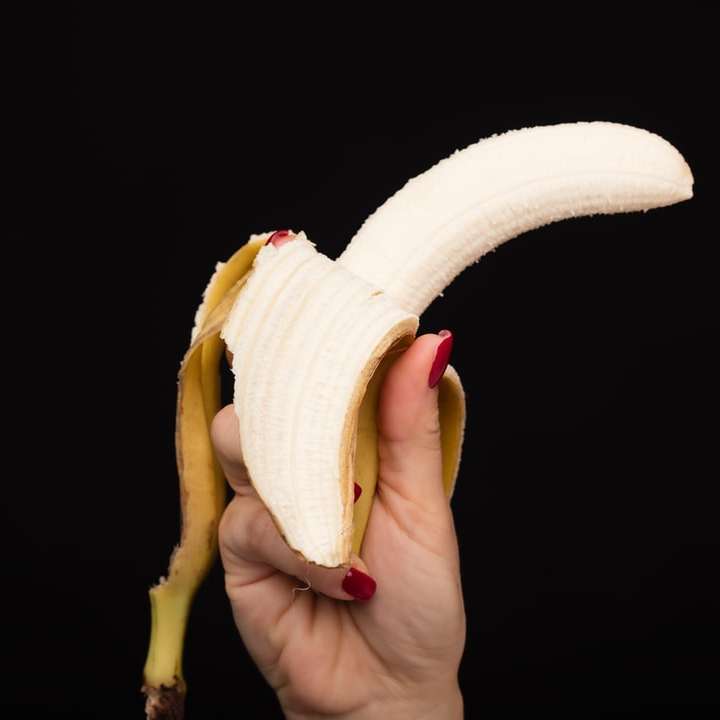 Banane hält in der Nähe des Mundes Online-Puzzle