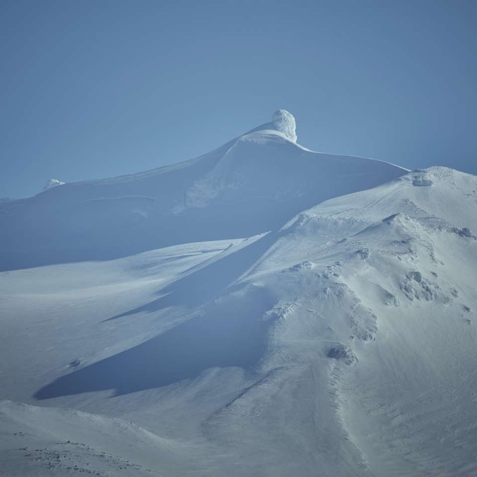 creasta montană acoperită de zăpadă puzzle online