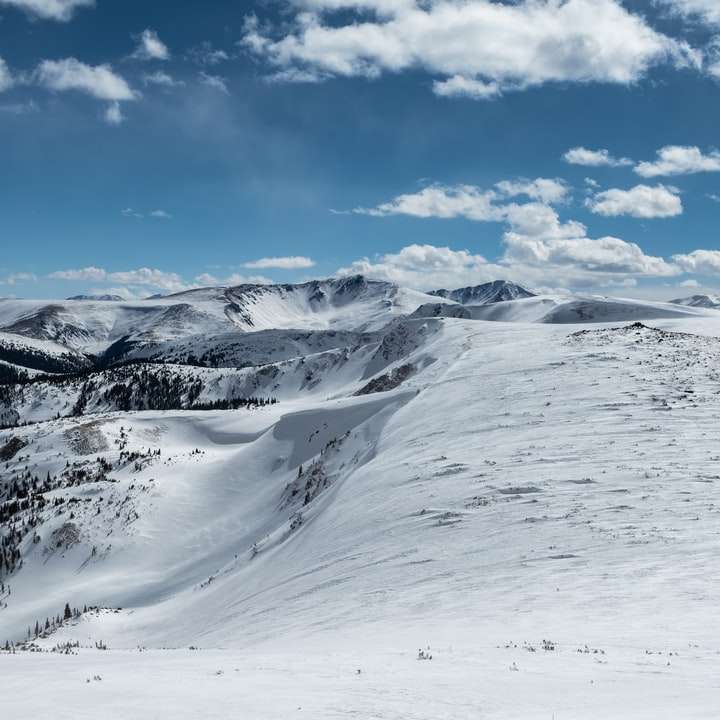 berg täckt av snö under dagtid Pussel online