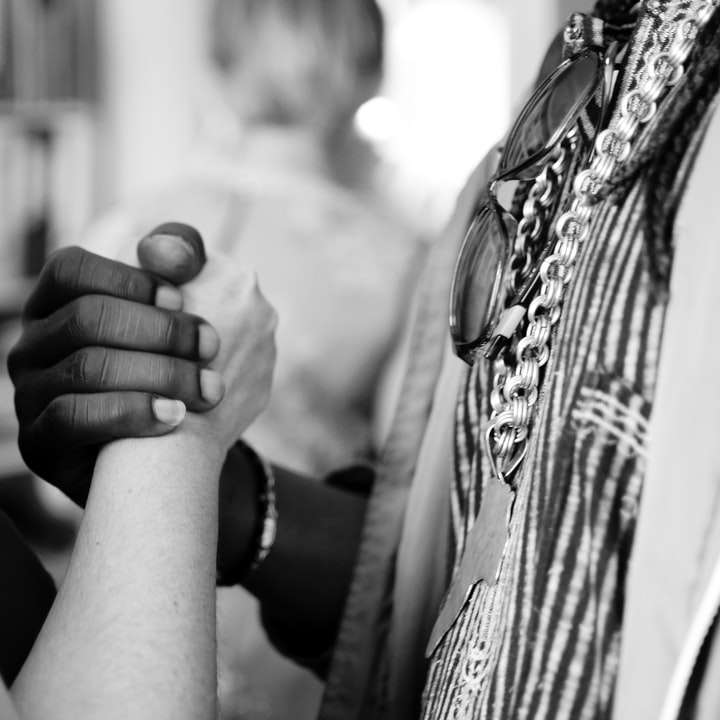 φωτογραφία σε κλίμακα του γκρι άνδρα και γυναίκας που κρατούν τα χέρια τους συρόμενο παζλ online
