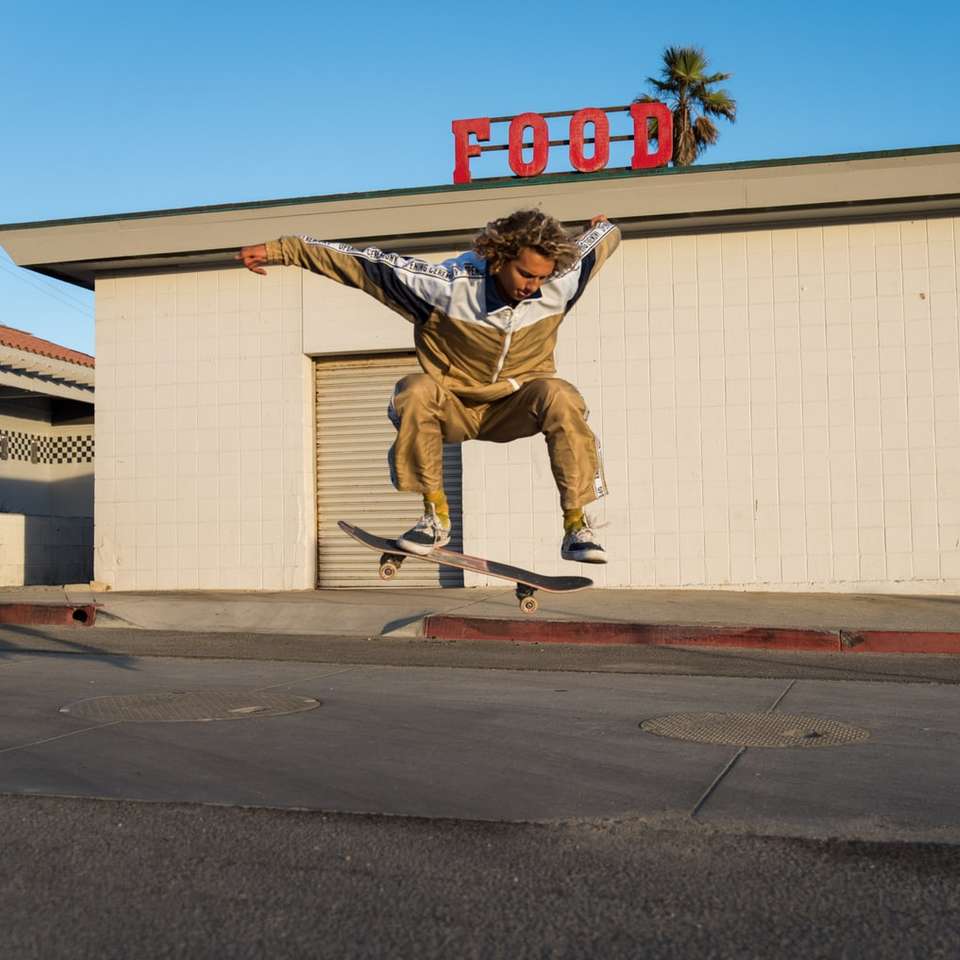 άντρας κάνει ένα άλμα skateboard τέχνασμα συρόμενο παζλ online