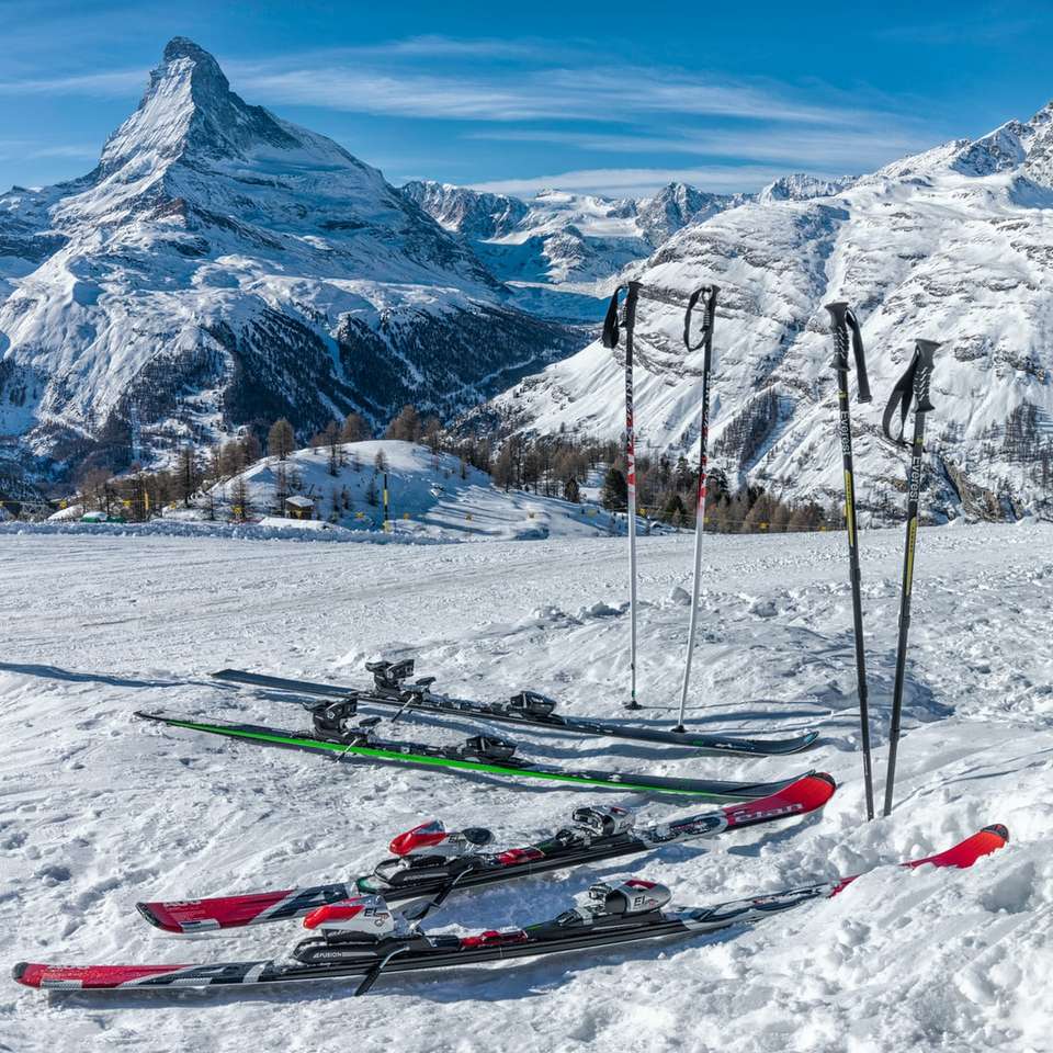 δύο ζευγάρια κόκκινου και πράσινου σκι συρόμενο παζλ online
