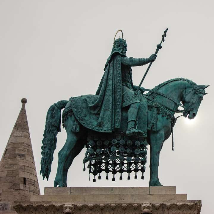 zwart standbeeld van man rijdt paard online puzzel