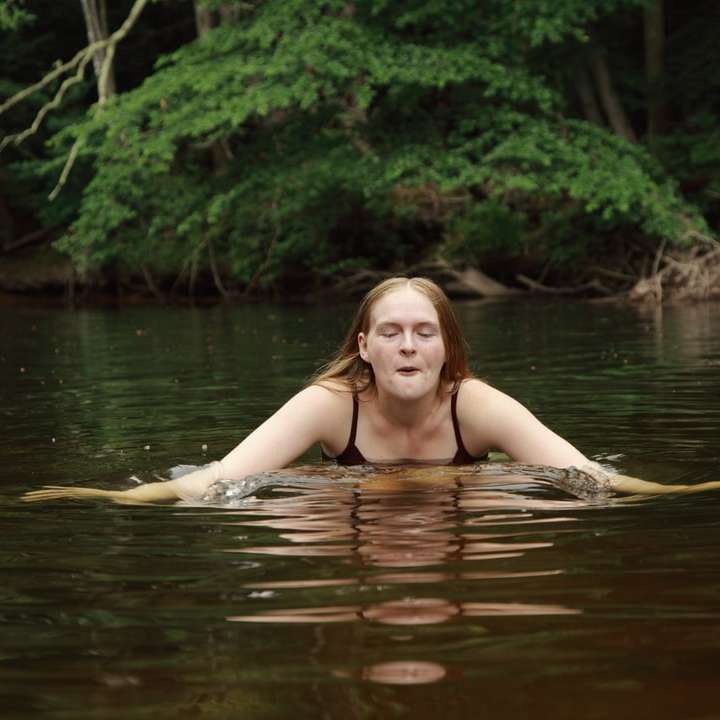 kobieta w zbiorniku wodnym w ciągu dnia puzzle przesuwne online