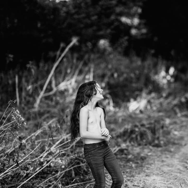 gråskalefotografering av tjej och pojke bredvid busken Pussel online
