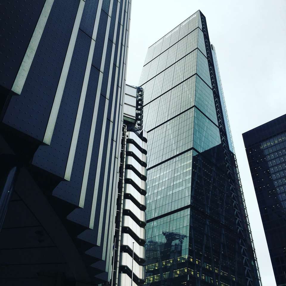 photo en niveaux de gris d'un immeuble de grande hauteur puzzle coulissant en ligne