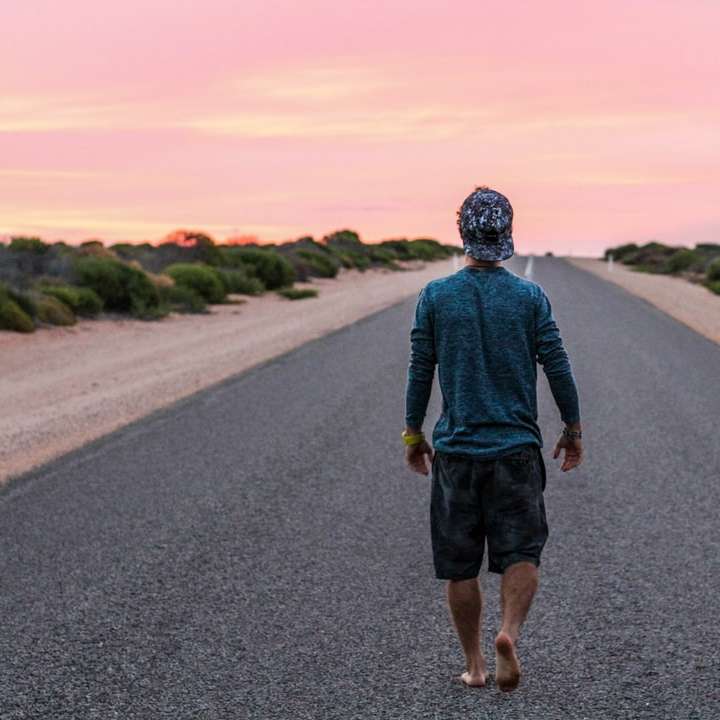 άντρας περπατώντας σε γκρι τσιμεντένιο δρόμο online παζλ
