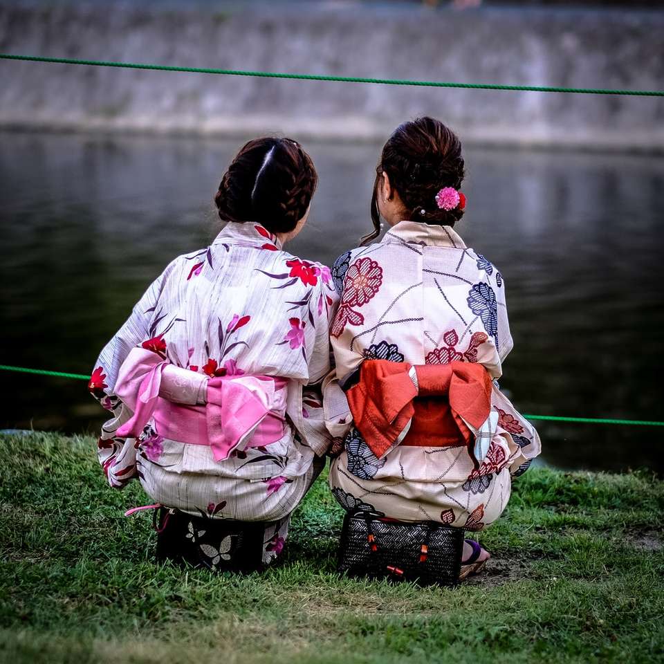foto van twee vrouwen die bloemenkimono dragen die naar lichaam staren online puzzel