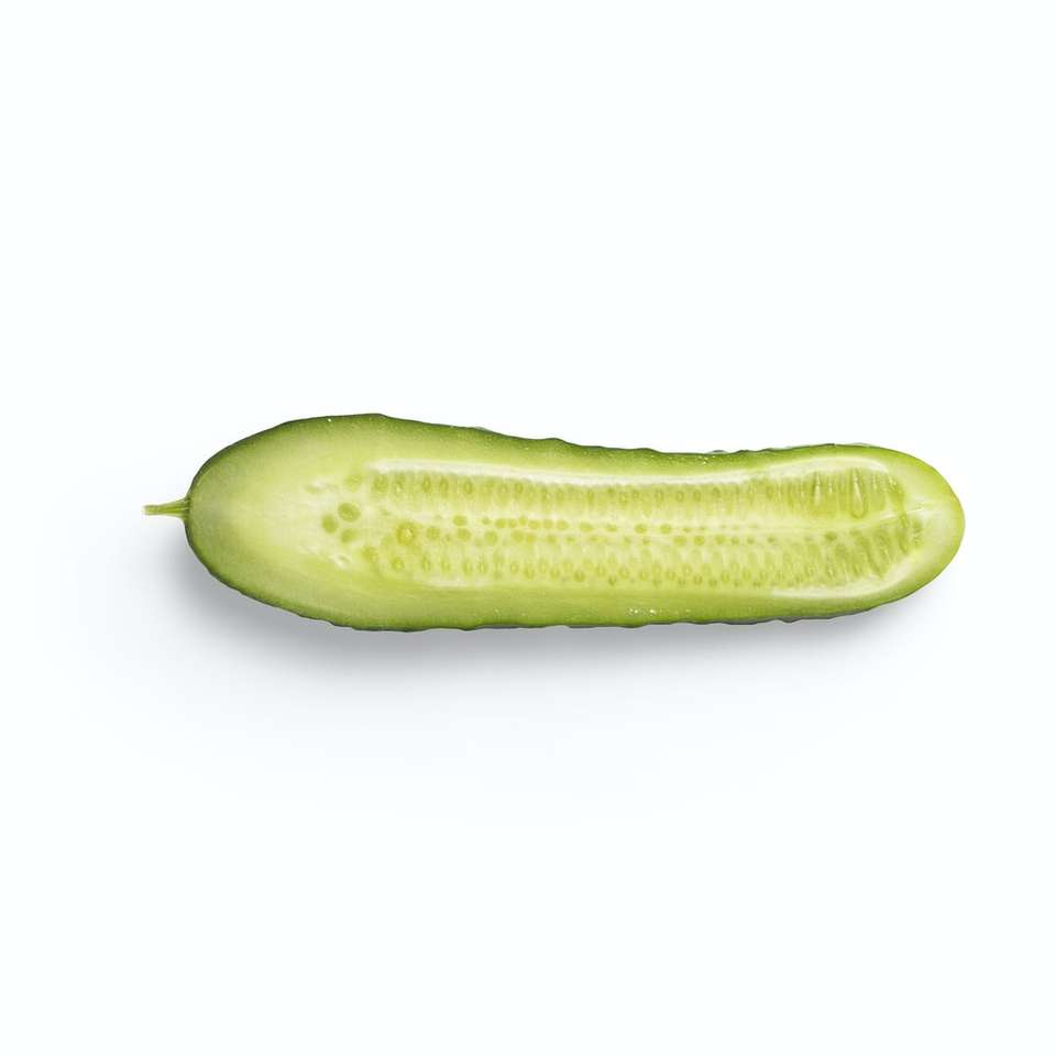 groene komkommer op witte achtergrond schuifpuzzel online