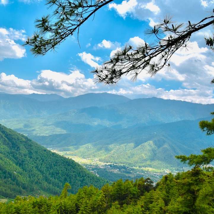 zelené hory pod modrou oblohou během dne online puzzle