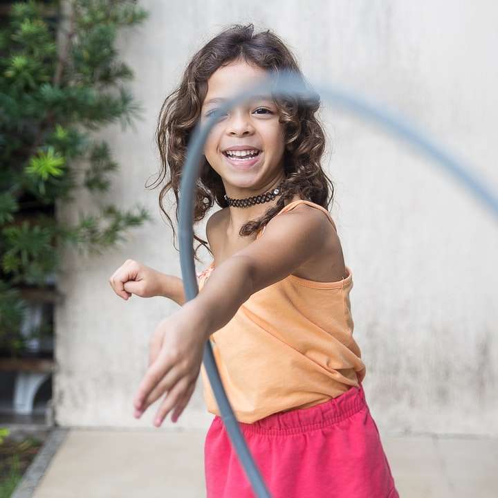 ragazza che gioca hula hoop sul suo braccio puzzle scorrevole online