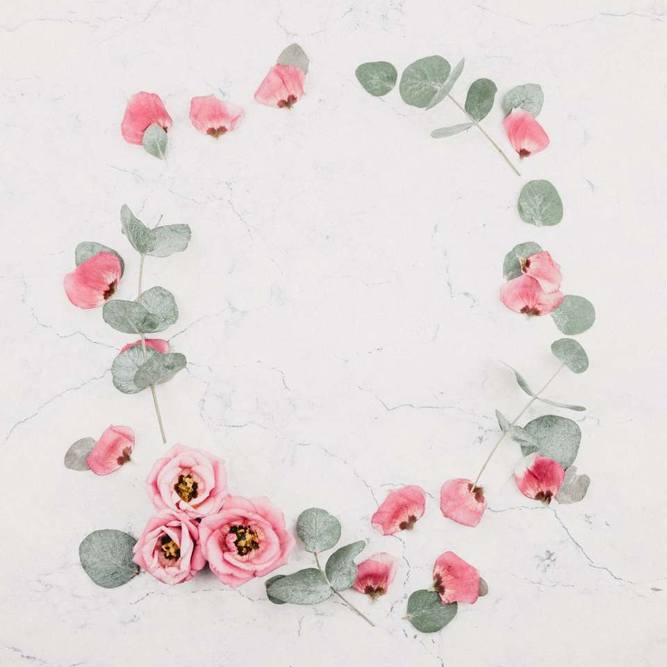 розови рози върху бяла мраморна повърхност плъзгащ се пъзел онлайн