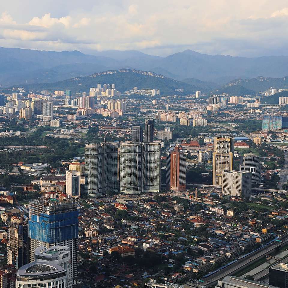въздушна снимка на град близо до планини през деня онлайн пъзел