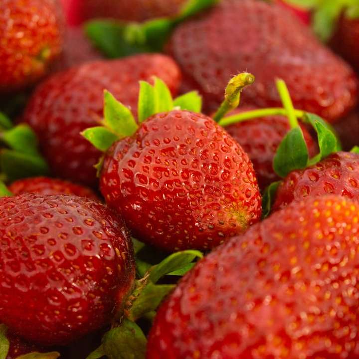 röda jordgubbar i närbildfotografering Pussel online