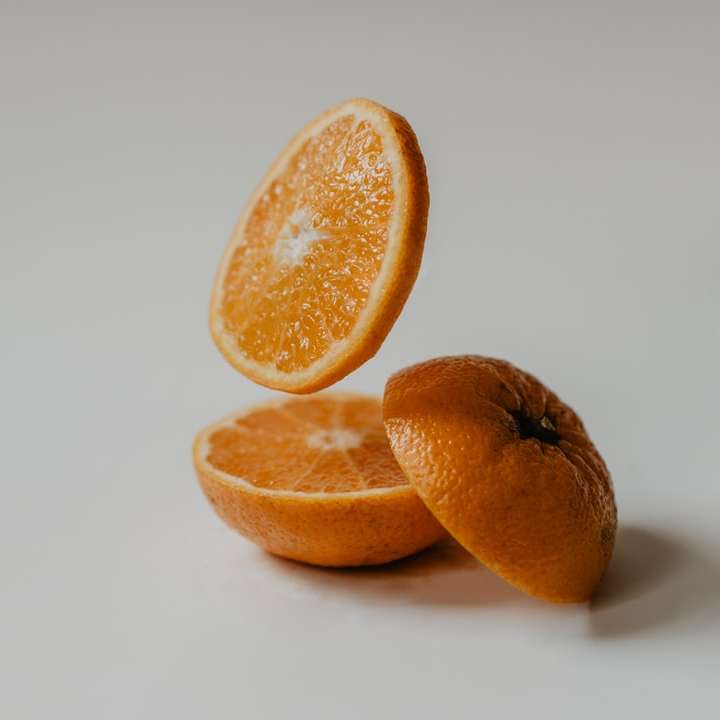 нарязан портокалов плод върху бяла повърхност плъзгащ се пъзел онлайн