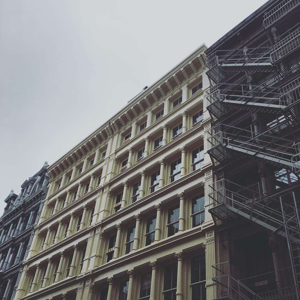 Edificio de hormigón marrón bajo un cielo blanco durante el día puzzle deslizante online