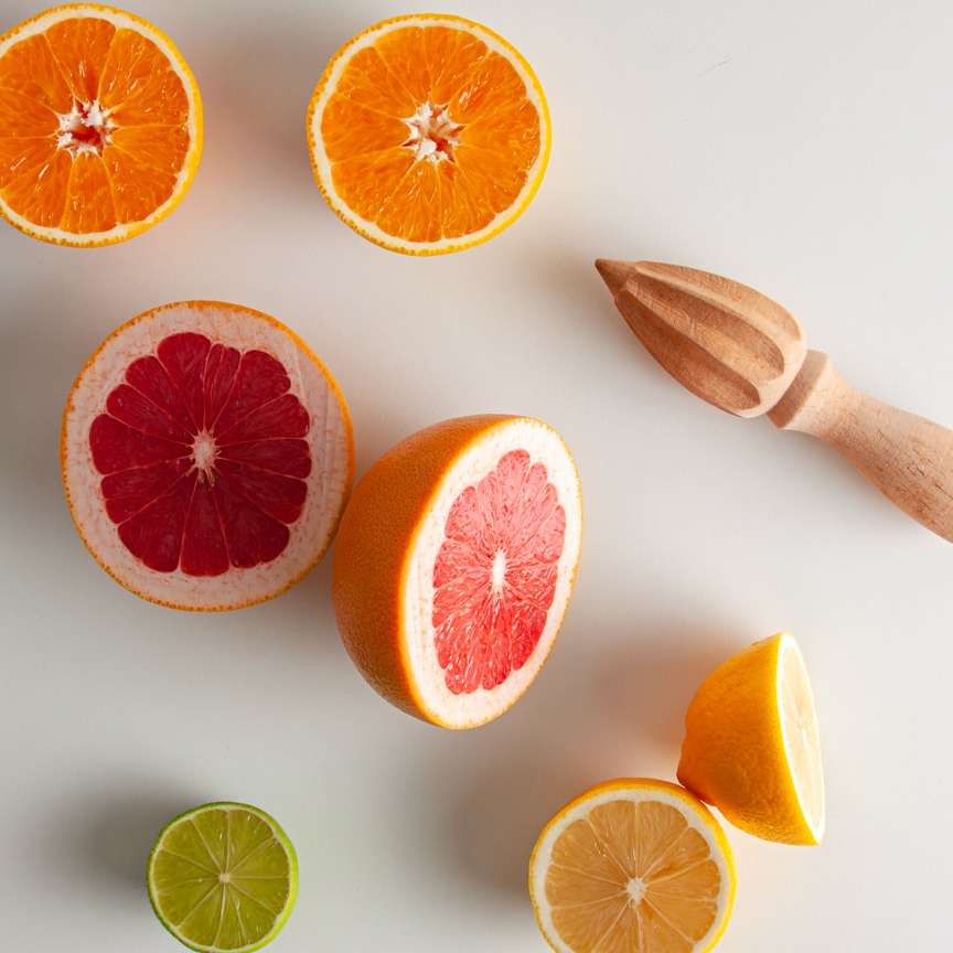 skivad orange frukt på vit yta Pussel online