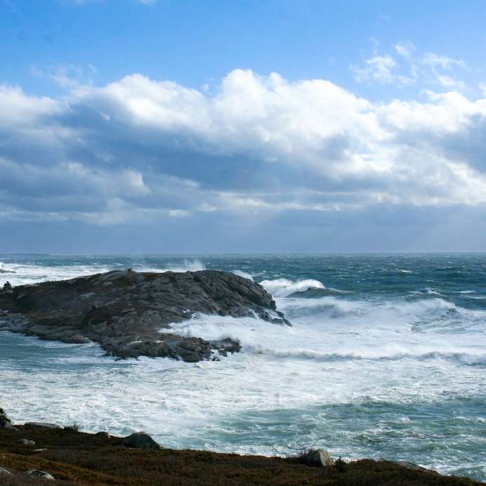 морски вълни, блъскащи се по скалите плъзгащ се пъзел онлайн