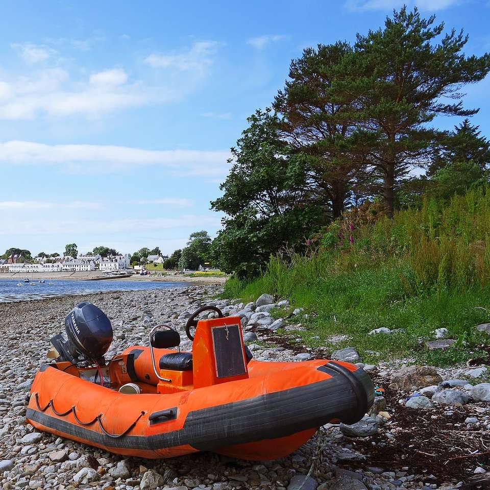 Kayak orange sur sol de terre brune pendant la journée puzzle en ligne