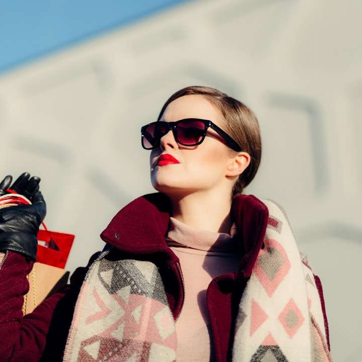фотография с плитък фокус на жена, държаща чанти за пазаруване онлайн пъзел