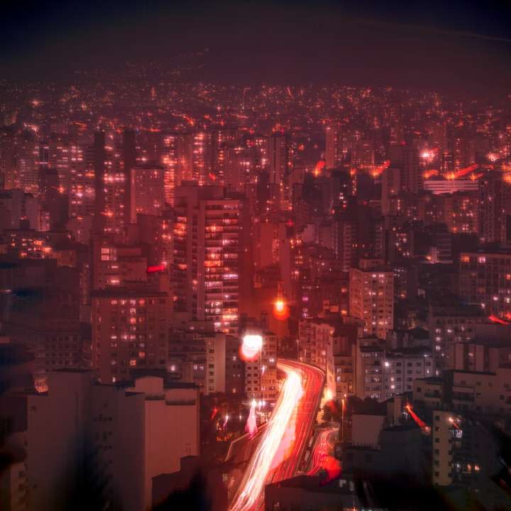 εναέρια θέα της πόλης κατά τη διάρκεια της νύχτας συρόμενο παζλ online