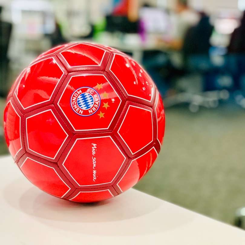 mingea de fotbal rosie pe masa alba puzzle online