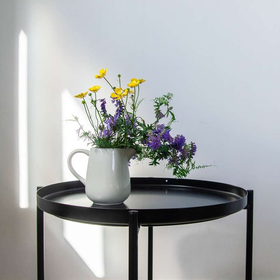 жълти и бели цветя в бяла керамична ваза онлайн пъзел