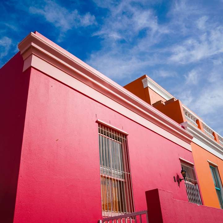 czerwony i biały betonowy budynek pod błękitnym niebem puzzle przesuwne online