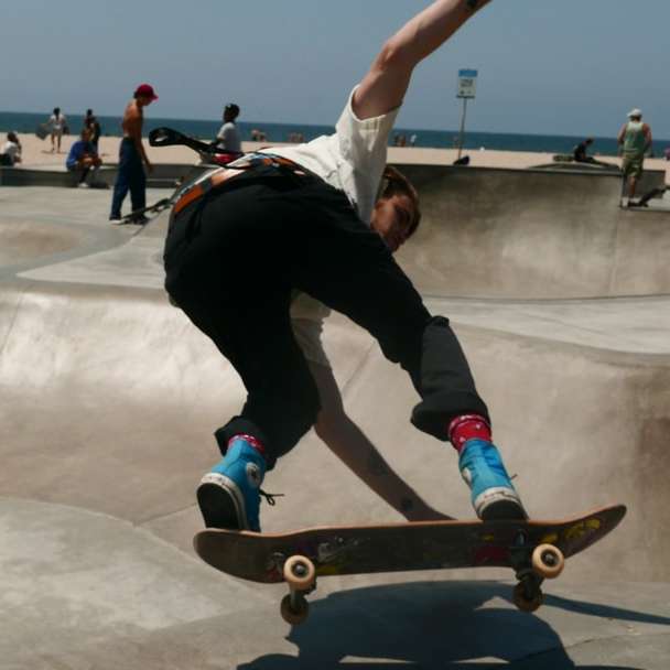 fotografia di un uomo che gioca a skateboard durante il giorno puzzle scorrevole online