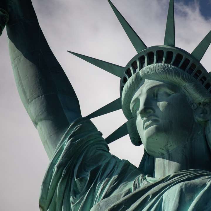 άγαλμα της ελευθερίας κάτω από συννεφιασμένο ουρανό κατά τη διάρκεια της ημέρας συρόμενο παζλ online